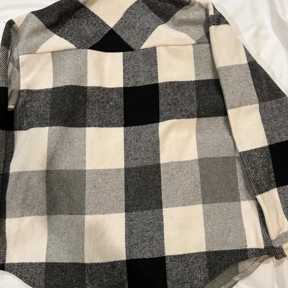 Coat -Oversize plaid button coat, Size Small, Excellent Condition - Picture 4 of 14